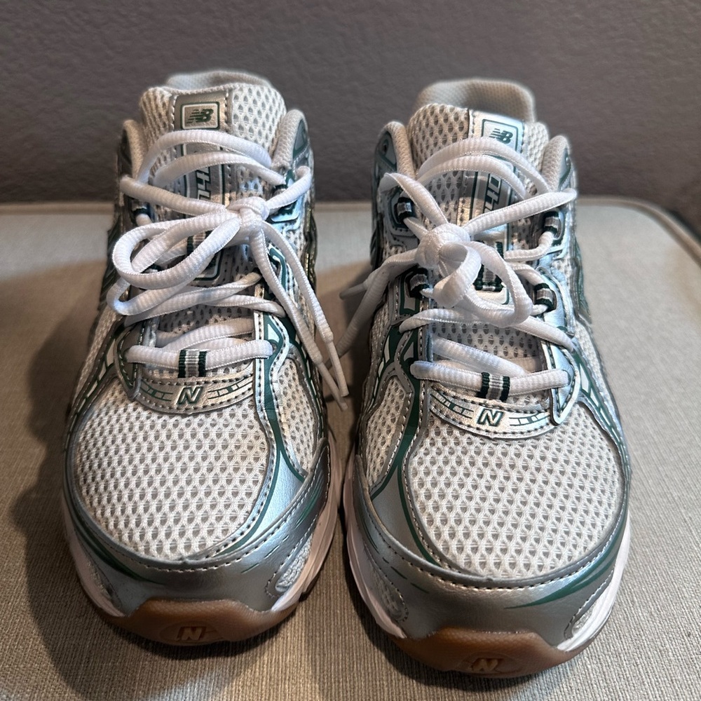New Balance Men's White and Green Athletic Running Shoes - Picture 4 of 13